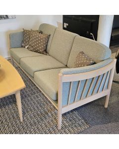Julie 3 personers sofa i pastelgrøn farve.