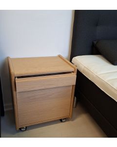 Kaagaard sengebord med skuffe og låge - UDSTILLINGSMODEL.