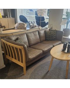 Tremmesofa Sanne i eg fra Stouby i Madrid læder - UDSTILLINGSMODEL.