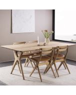 Spisebord AMELIA fra Kristensen og Kristensen i egetræ.